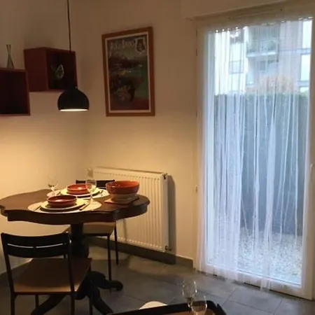 A Deux Pas Du
